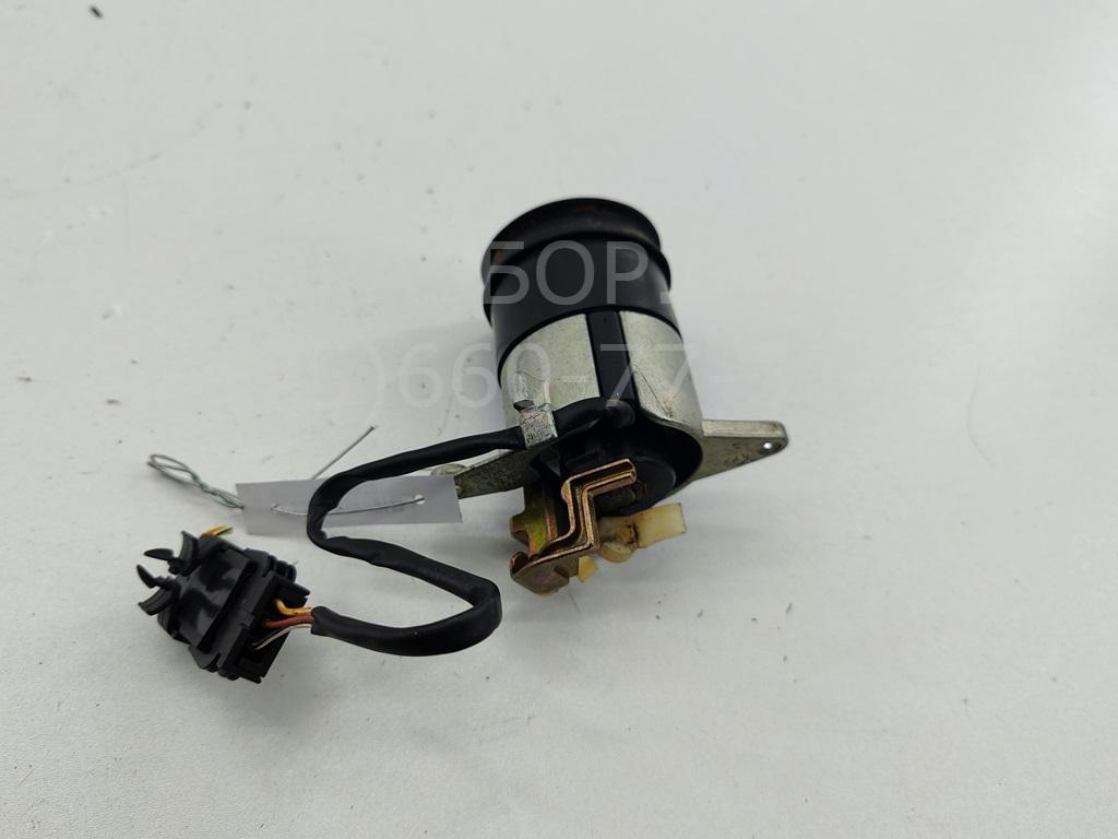 Кнопка открывания багажника