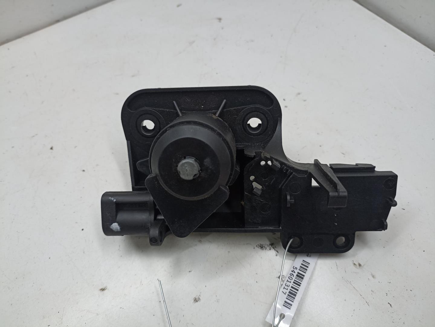 Вставка замка багажника