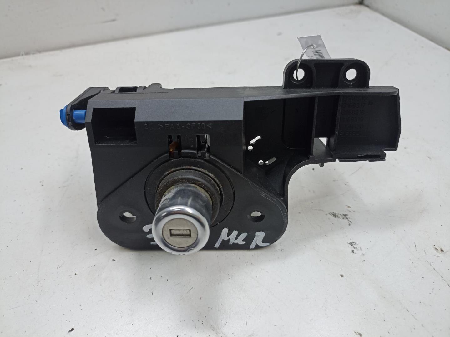 Вставка замка багажника