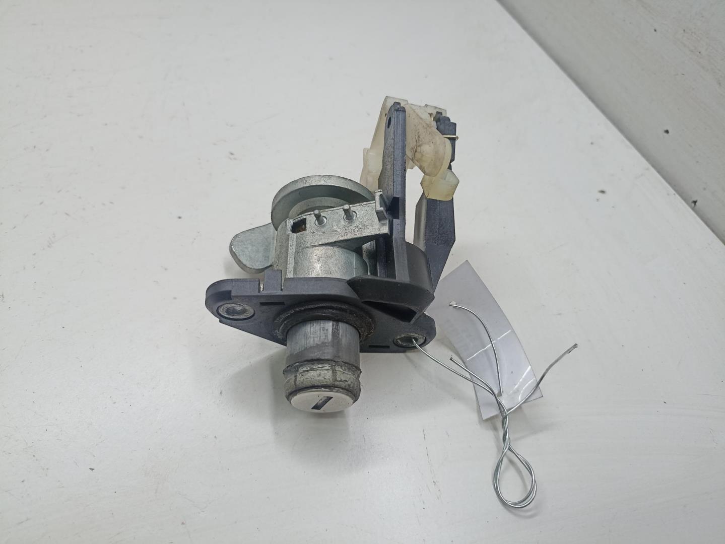 Вставка замка багажника