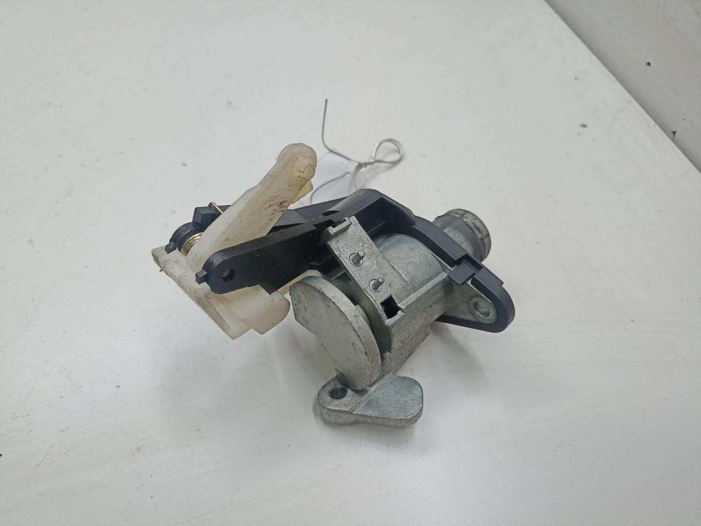 Вставка замка багажника