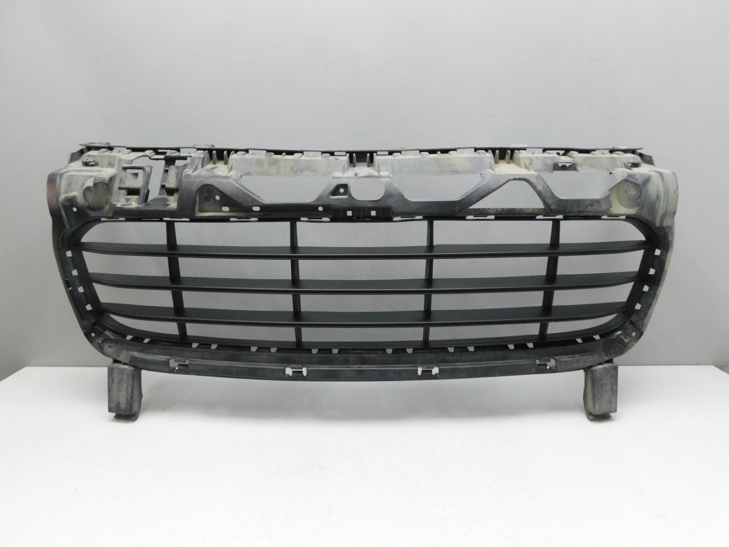 Решетка в бампер центральная