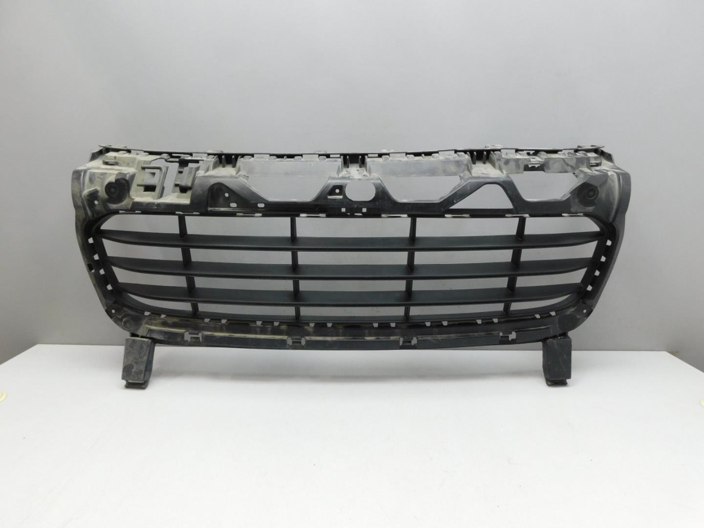 Решетка в бампер центральная