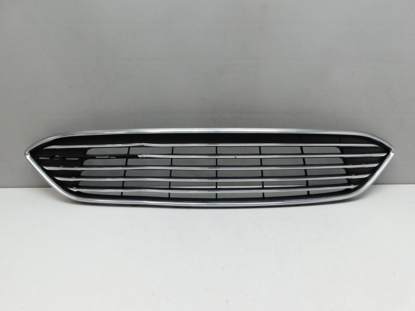 Решетка в бампер центральная