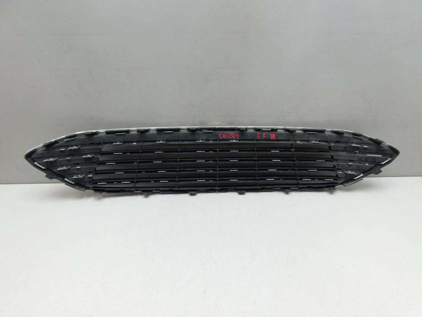 Решетка в бампер центральная