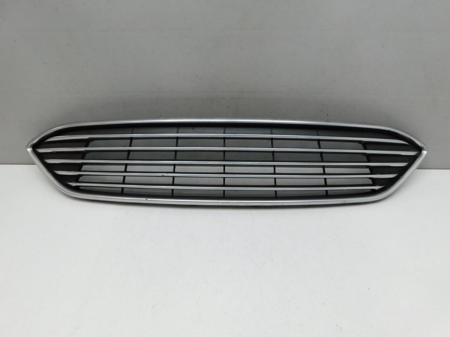 Решетка в бампер центральная