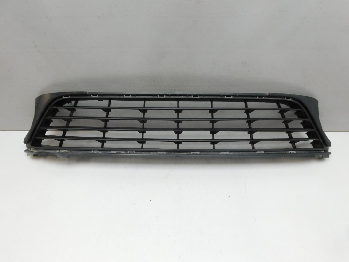 Решетка в бампер центральная