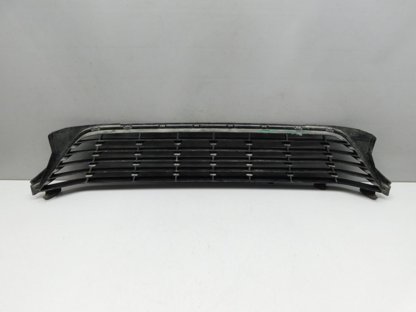 Решетка в бампер центральная