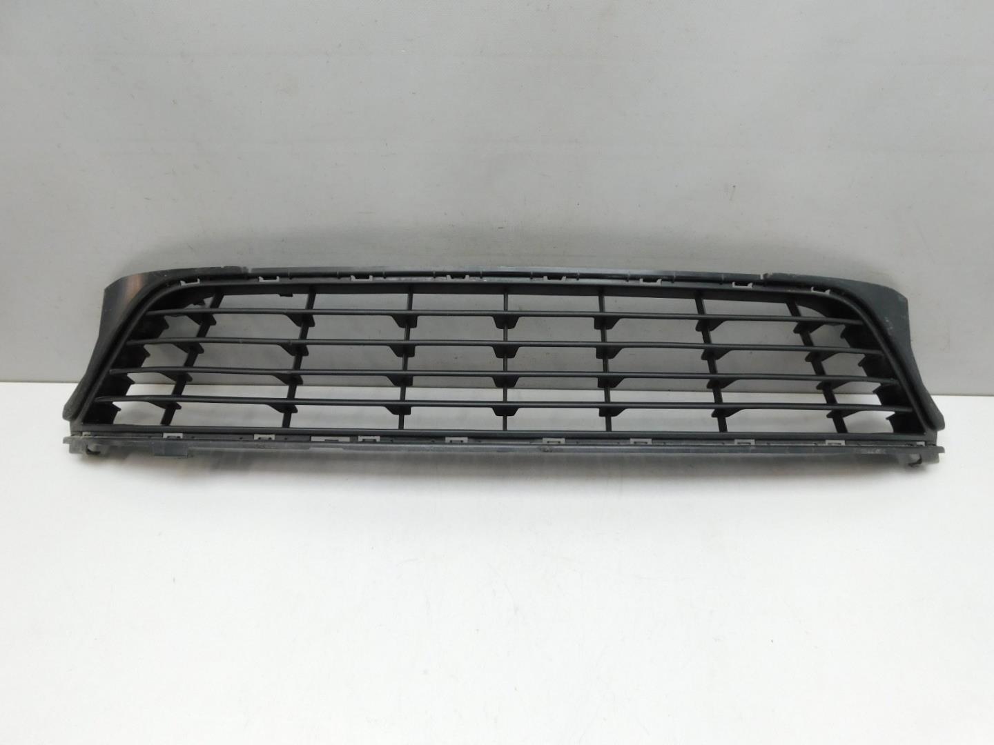 Решетка в бампер центральная