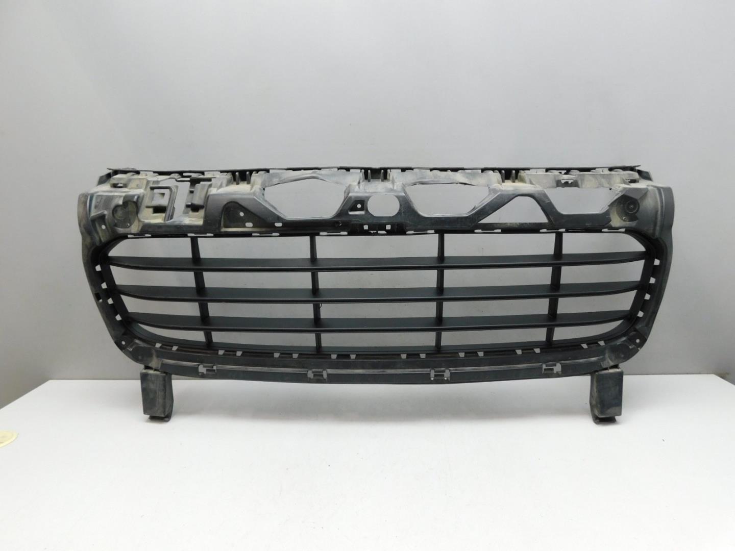 Решетка в бампер центральная