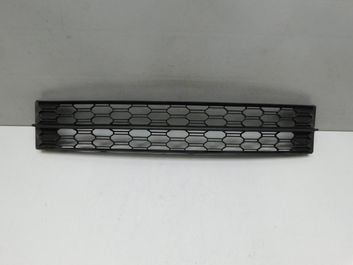 Решетка в бампер центральная