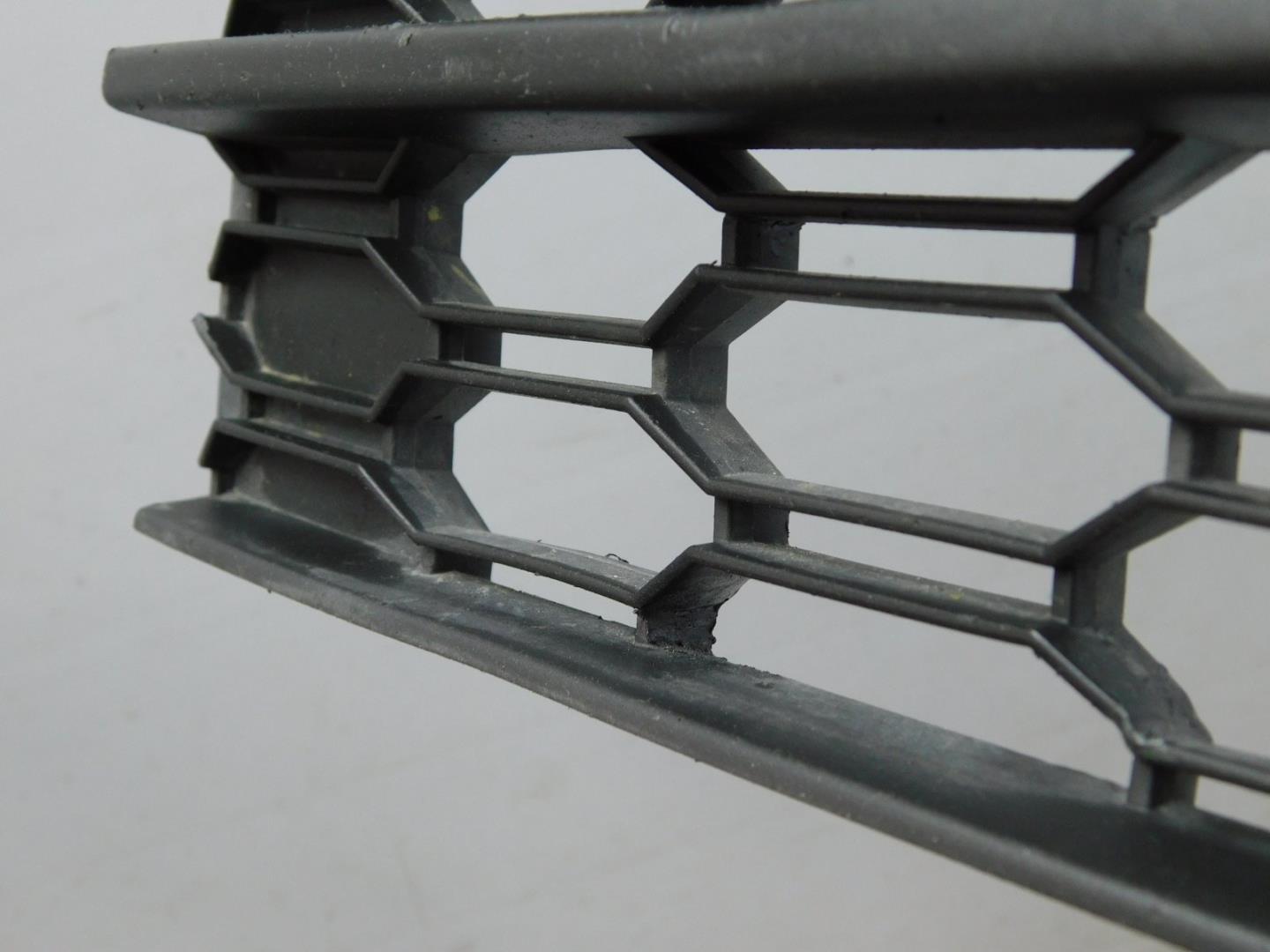 Решетка в бампер центральная