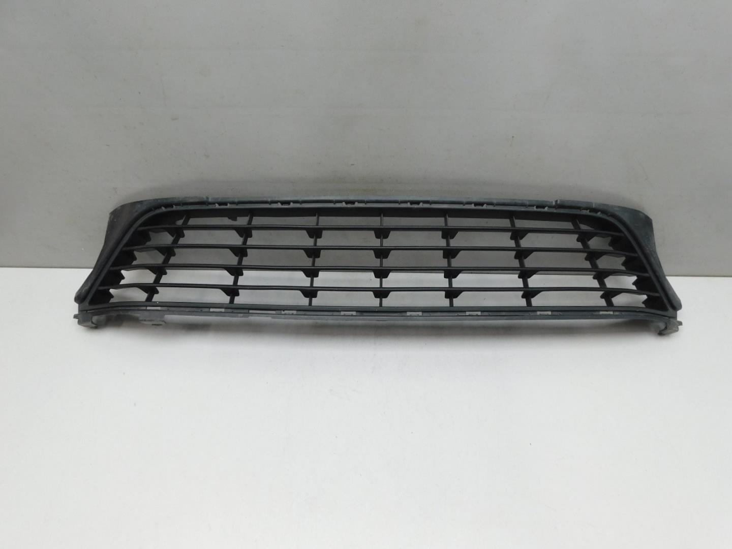 Решетка в бампер центральная