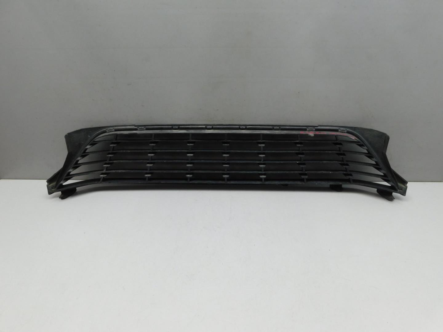 Решетка в бампер центральная