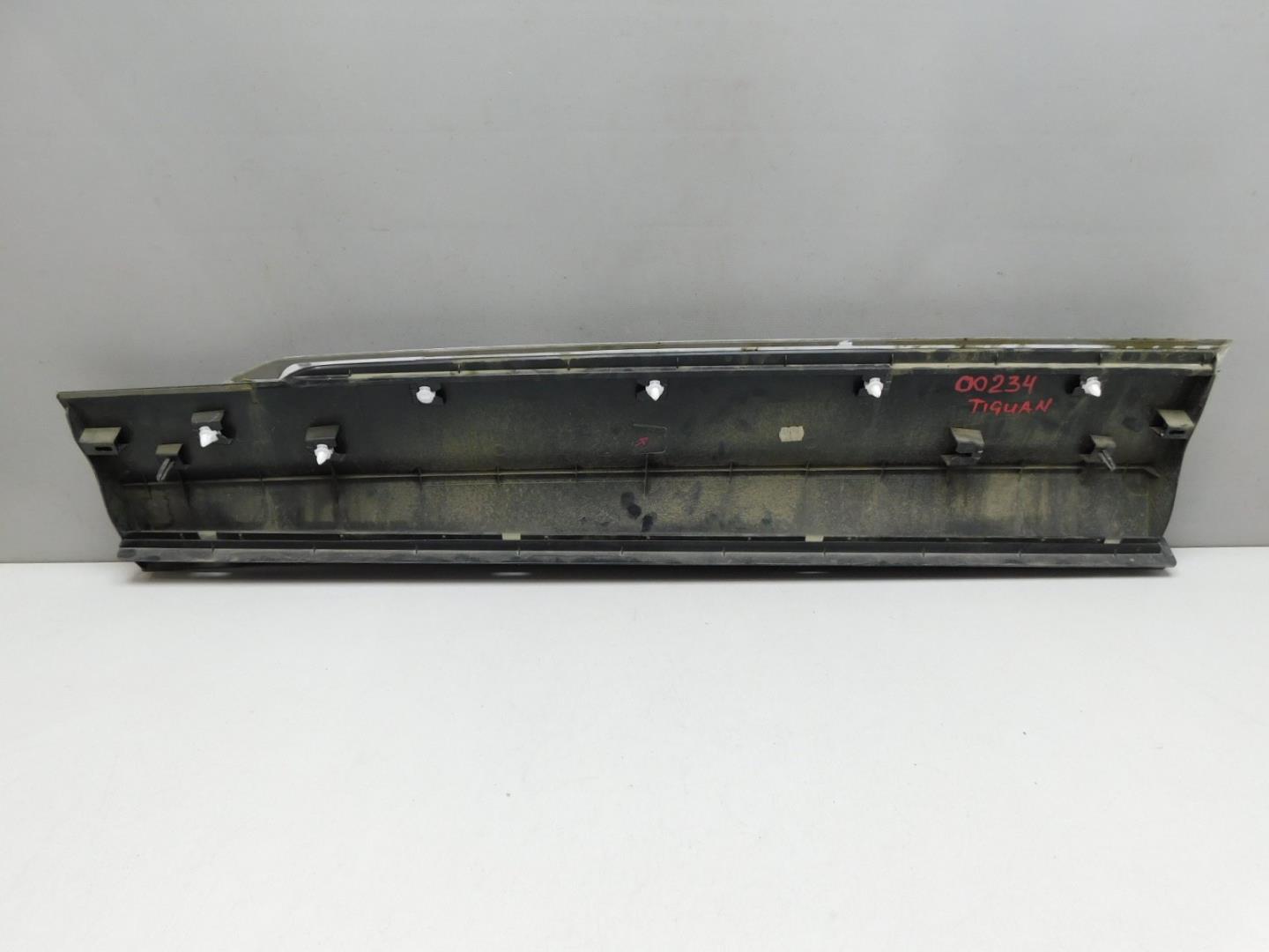 Накладка двери передней правой