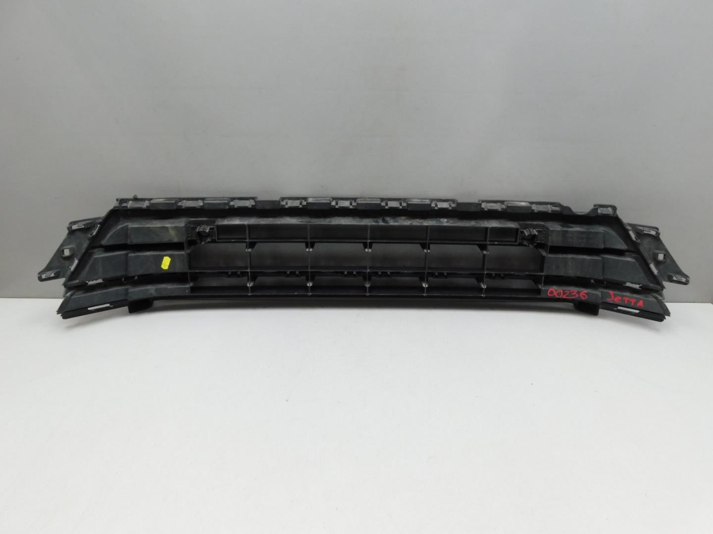 Решетка в бампер центральная