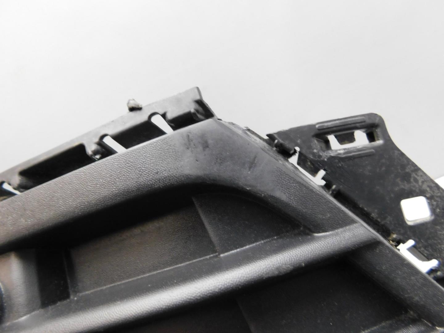 Решетка в бампер центральная