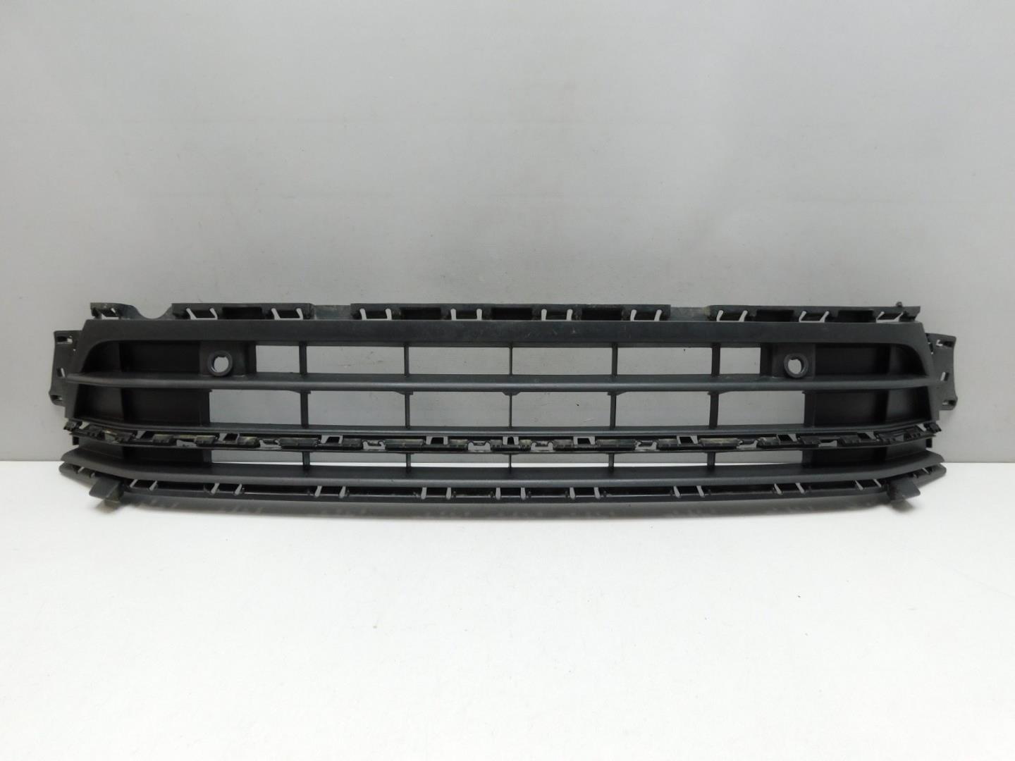 Решетка в бампер центральная