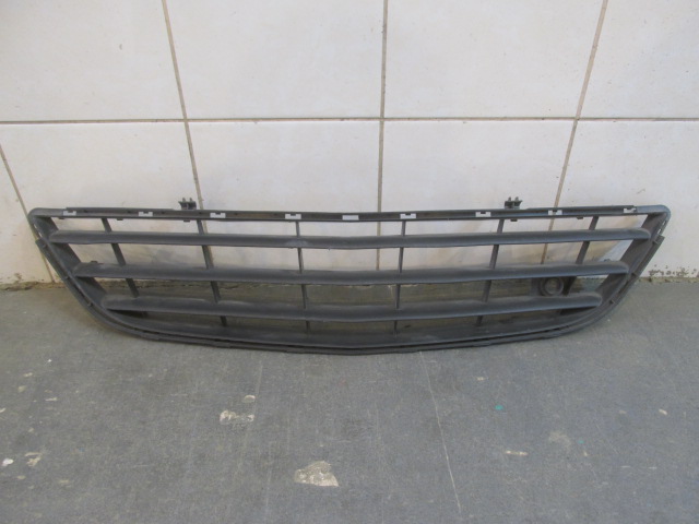 Решетка в бампер центральная