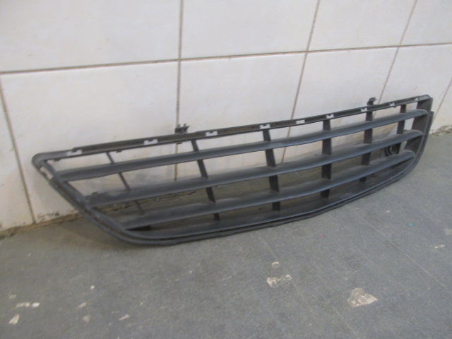Решетка в бампер центральная