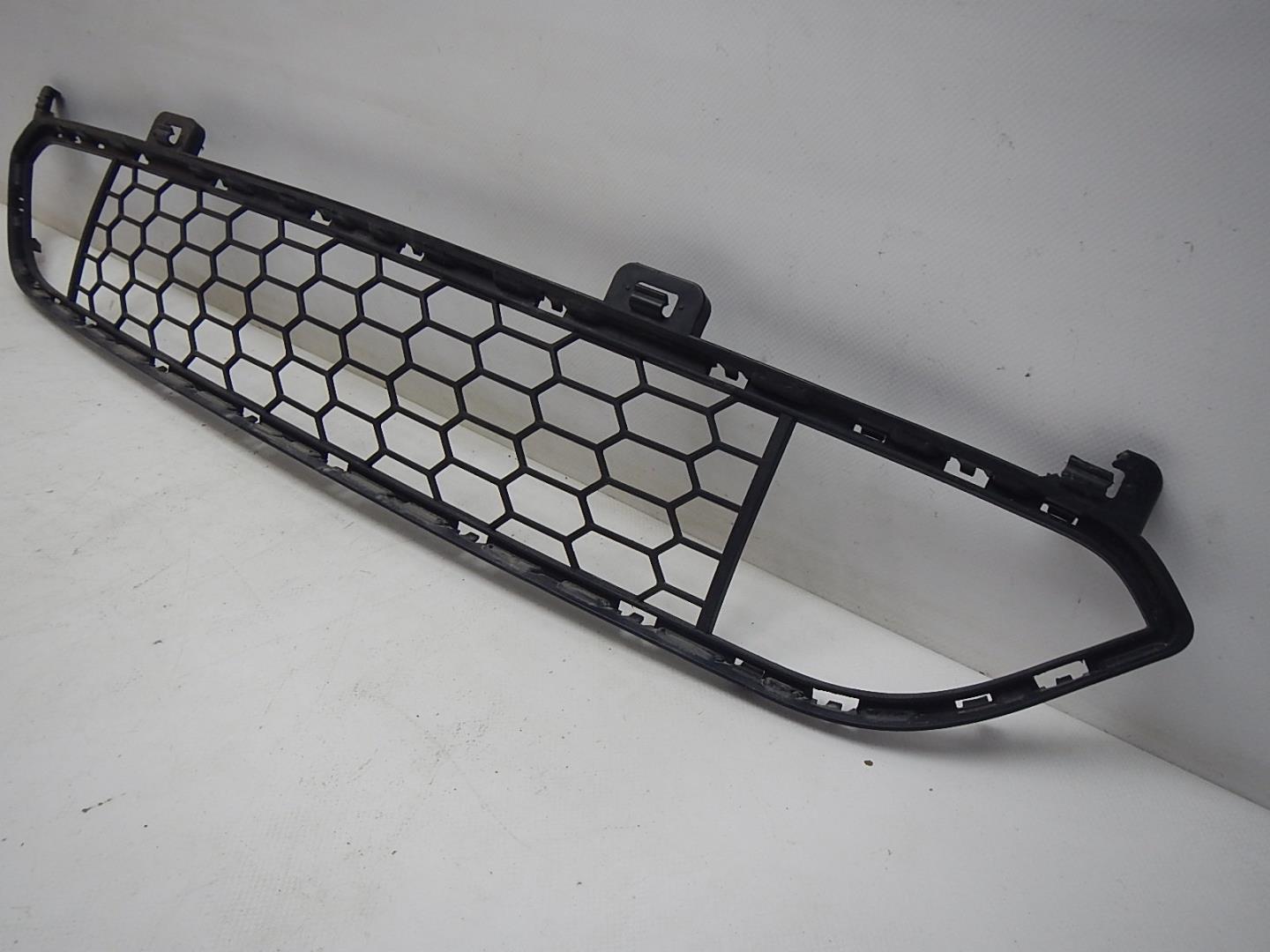 Решетка в бампер центральная