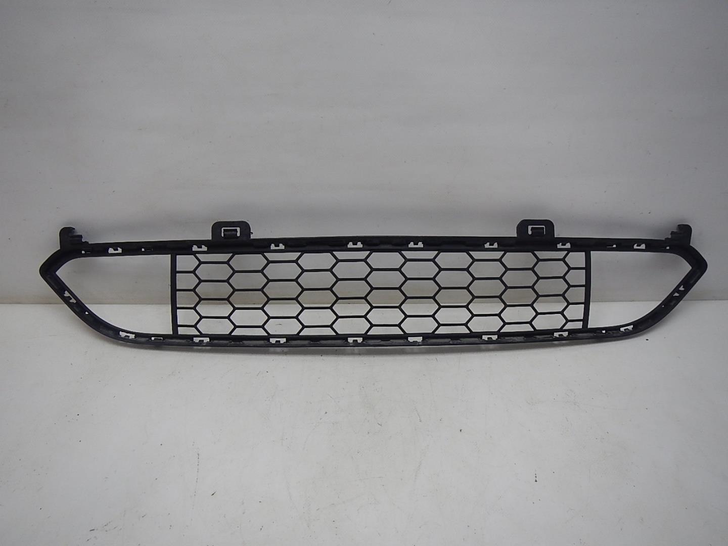 Решетка в бампер центральная