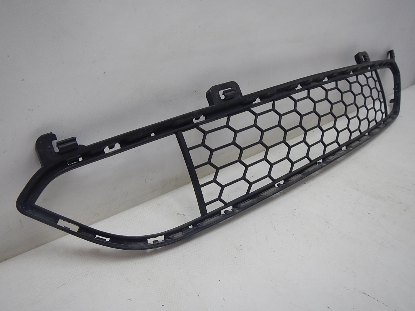 Решетка в бампер центральная
