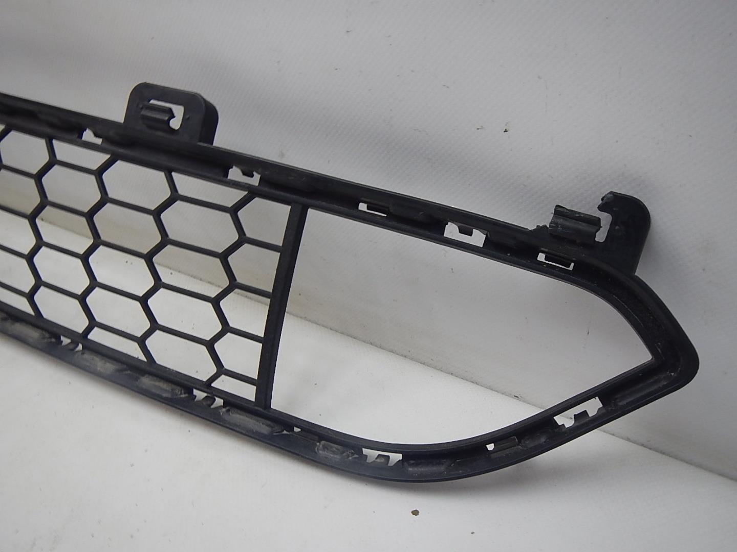 Решетка в бампер центральная