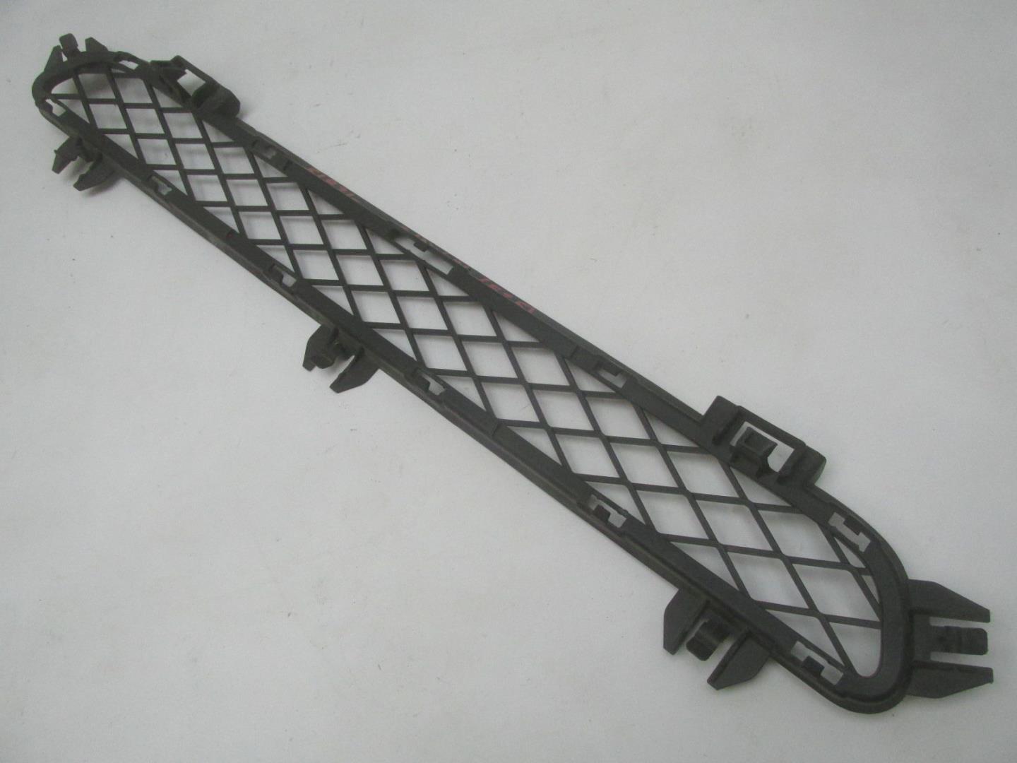 Решетка в бампер центральная