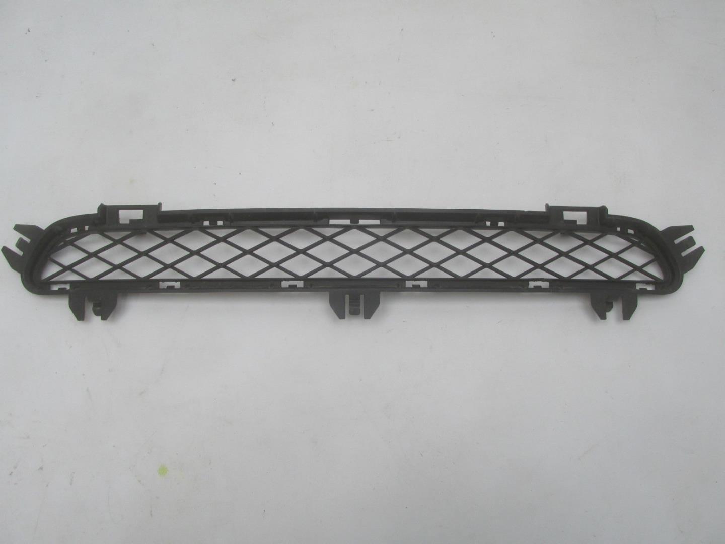 Решетка в бампер центральная