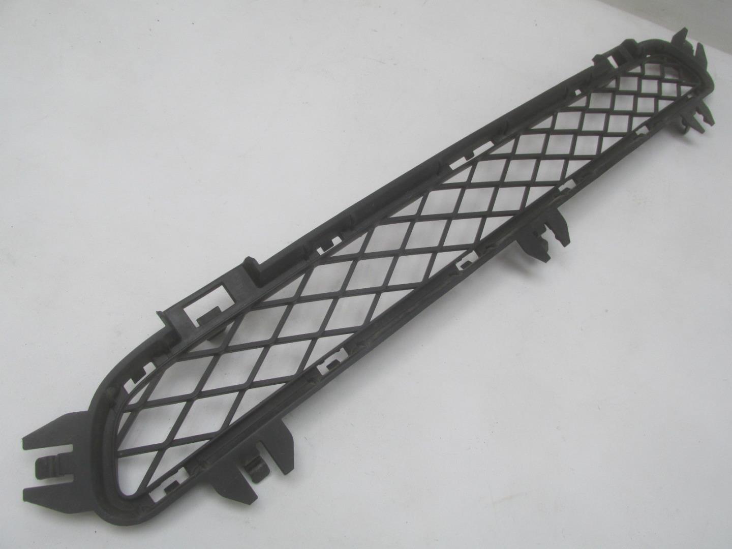 Решетка в бампер центральная