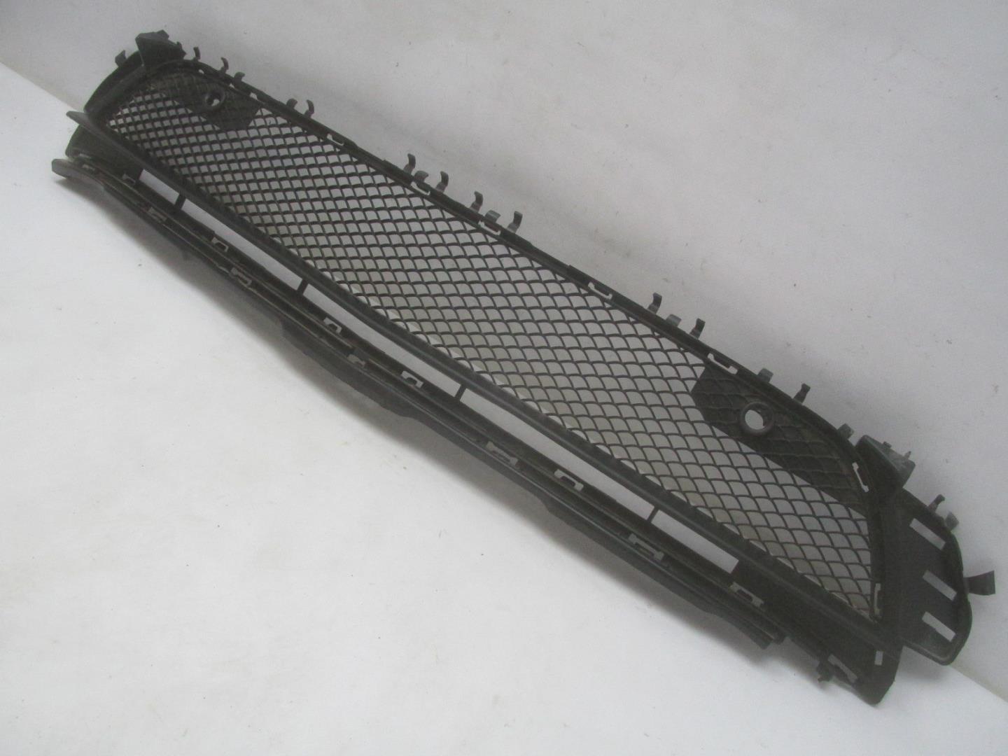 Решетка в бампер центральная