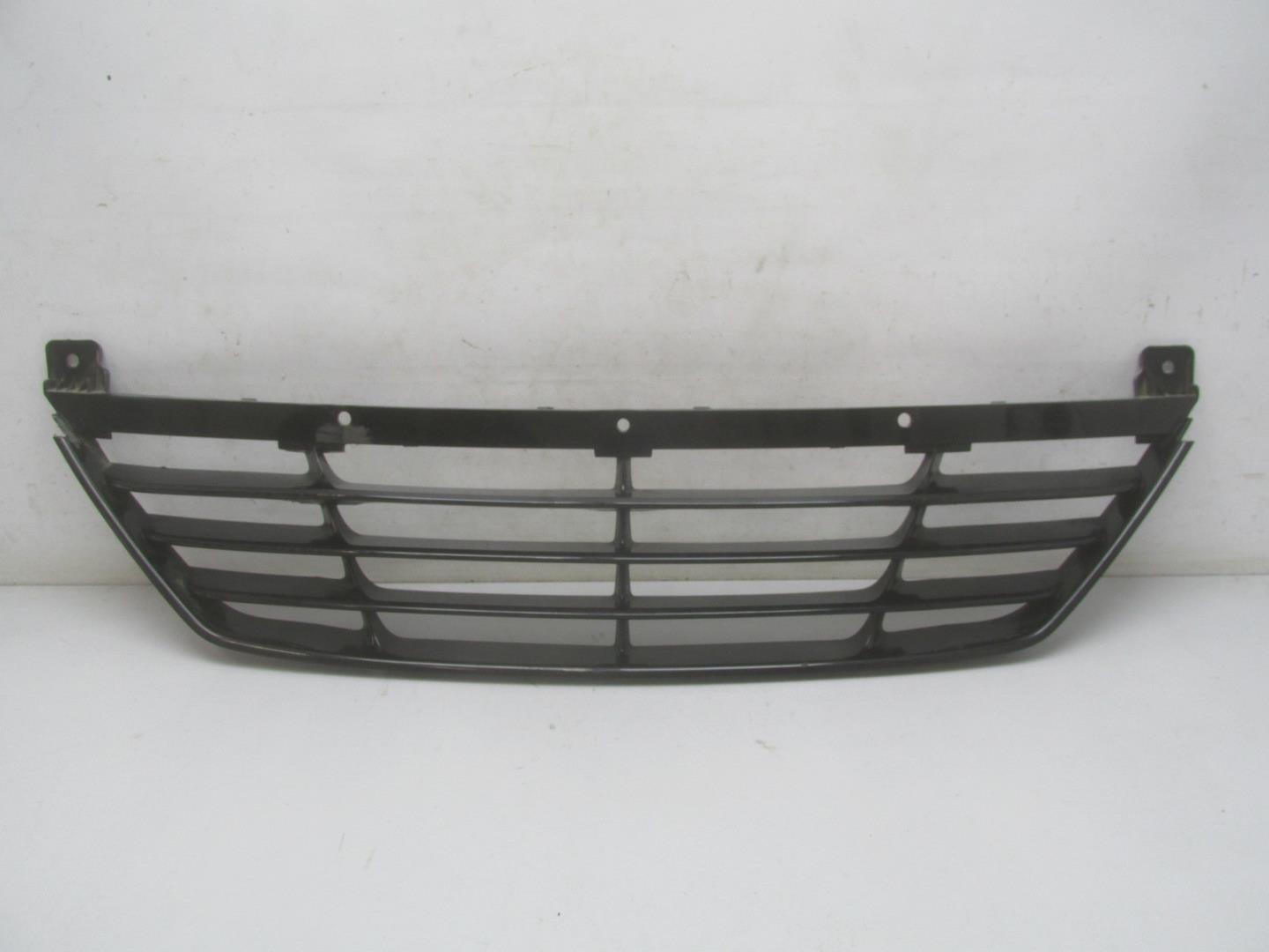 Решетка в бампер центральная