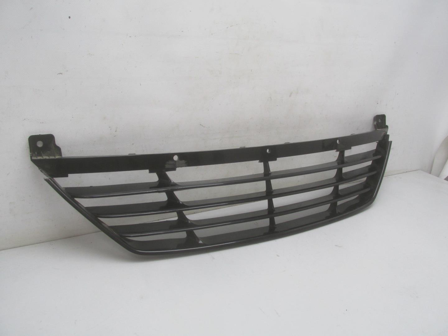 Решетка в бампер центральная