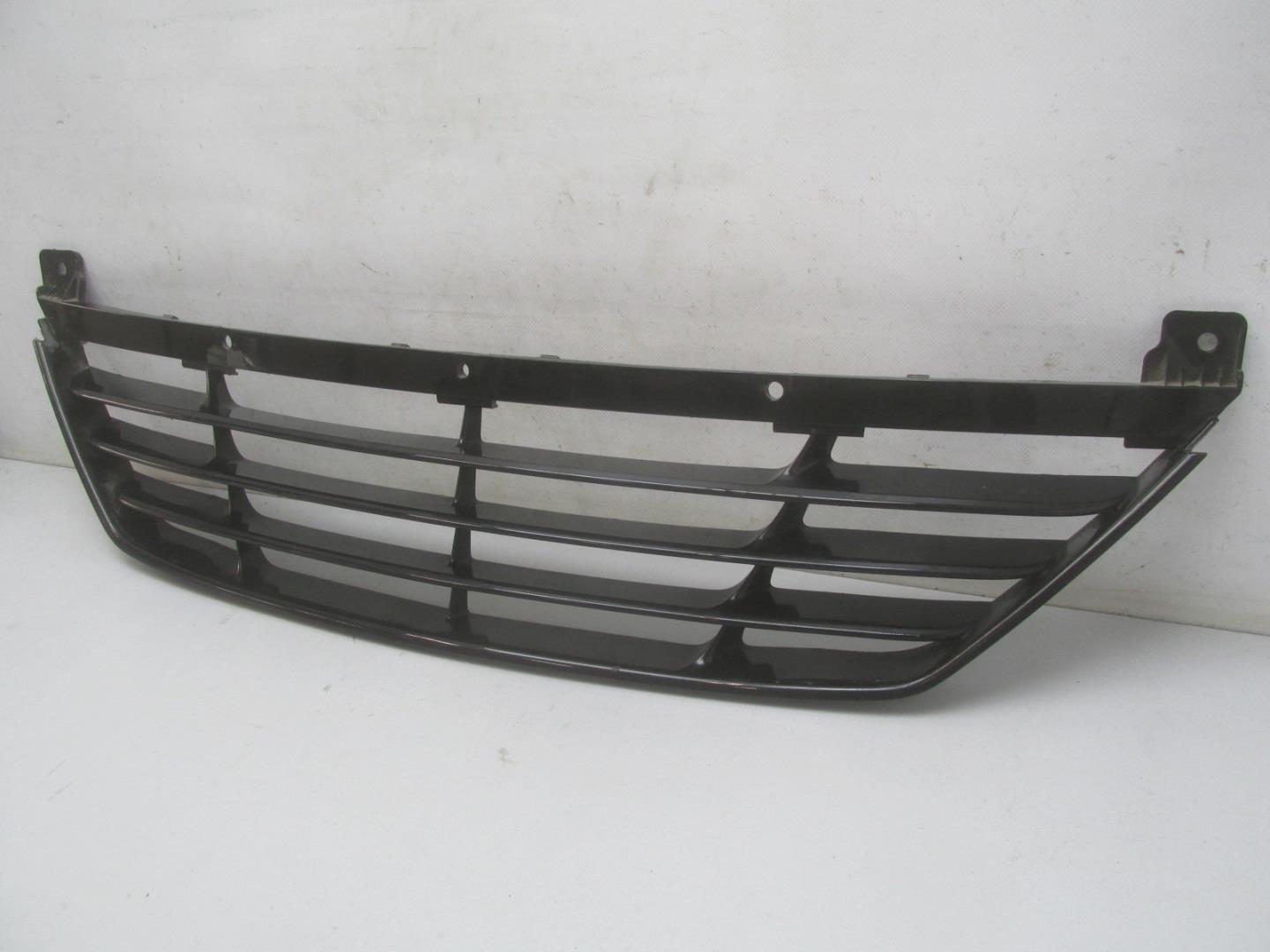 Решетка в бампер центральная