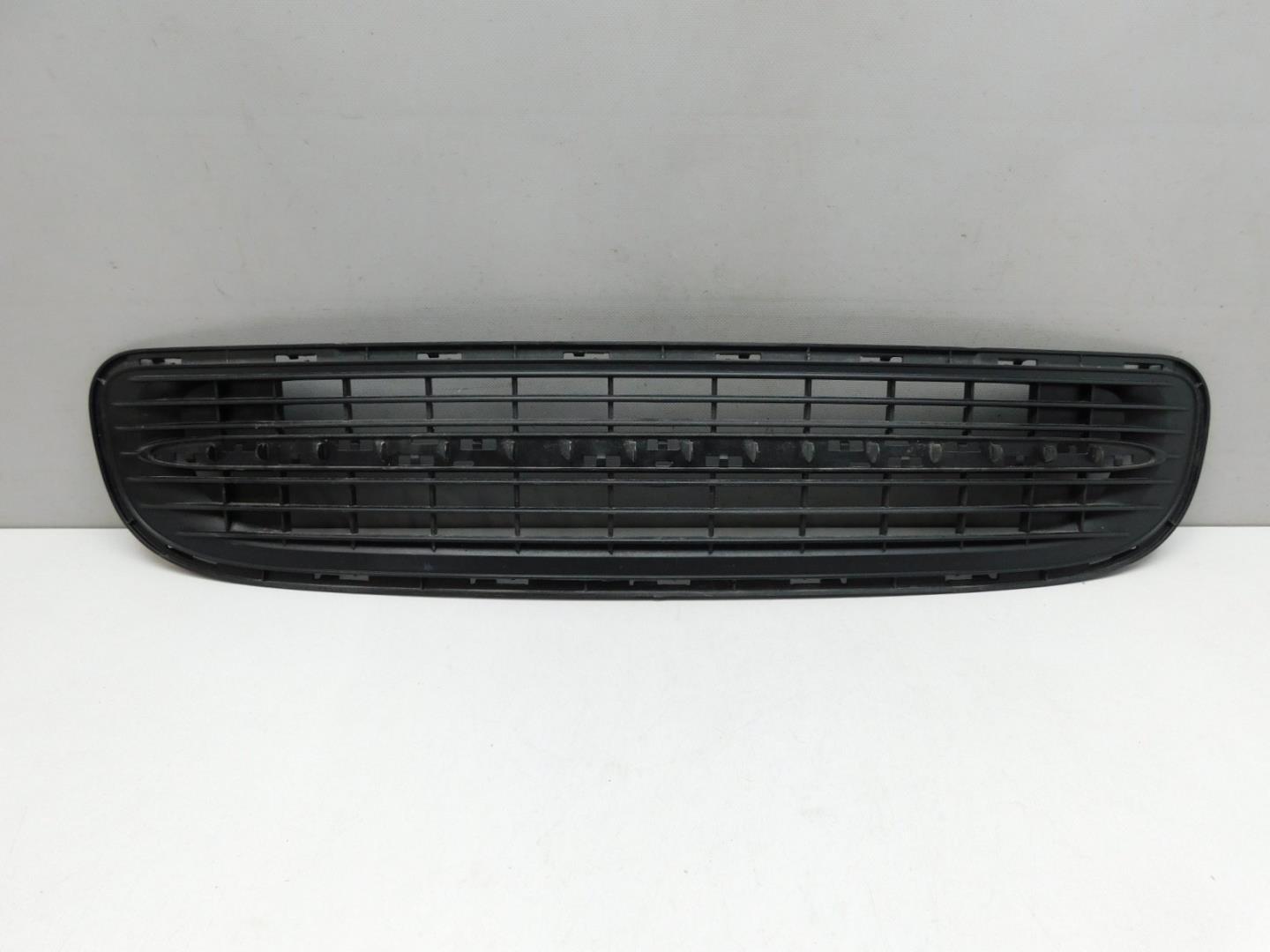 Решетка в бампер центральная