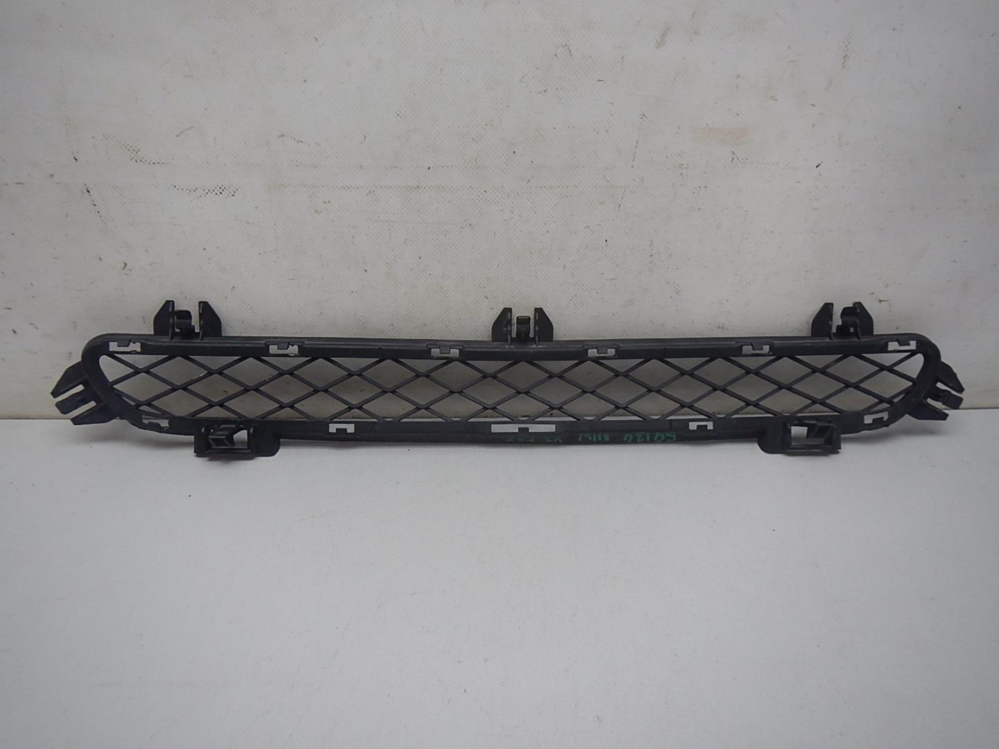Решетка в бампер центральная