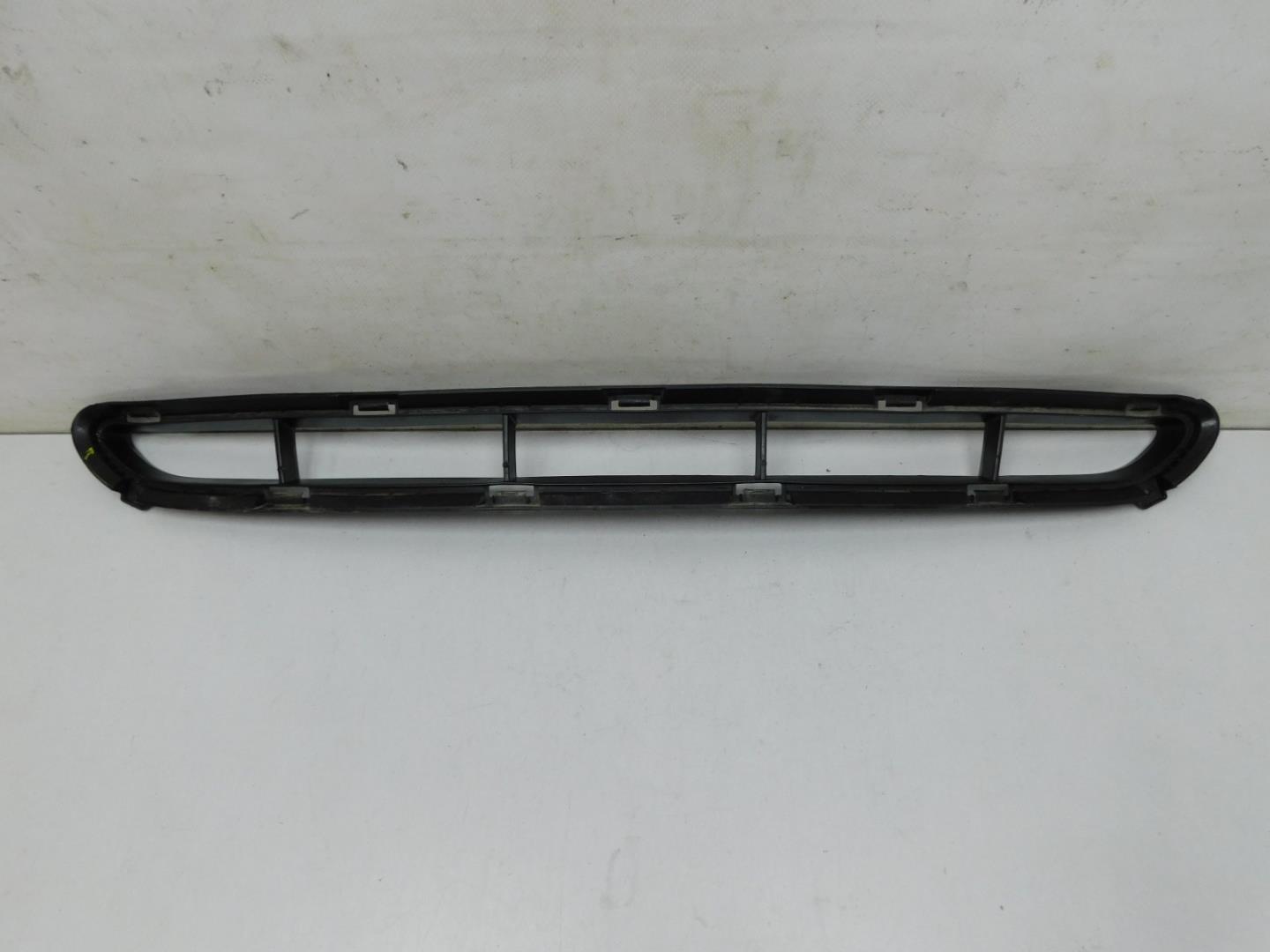 Решетка в бампер центральная