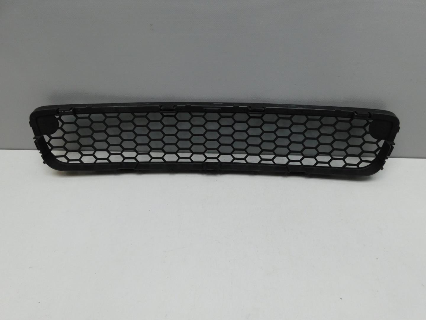 Решетка в бампер центральная