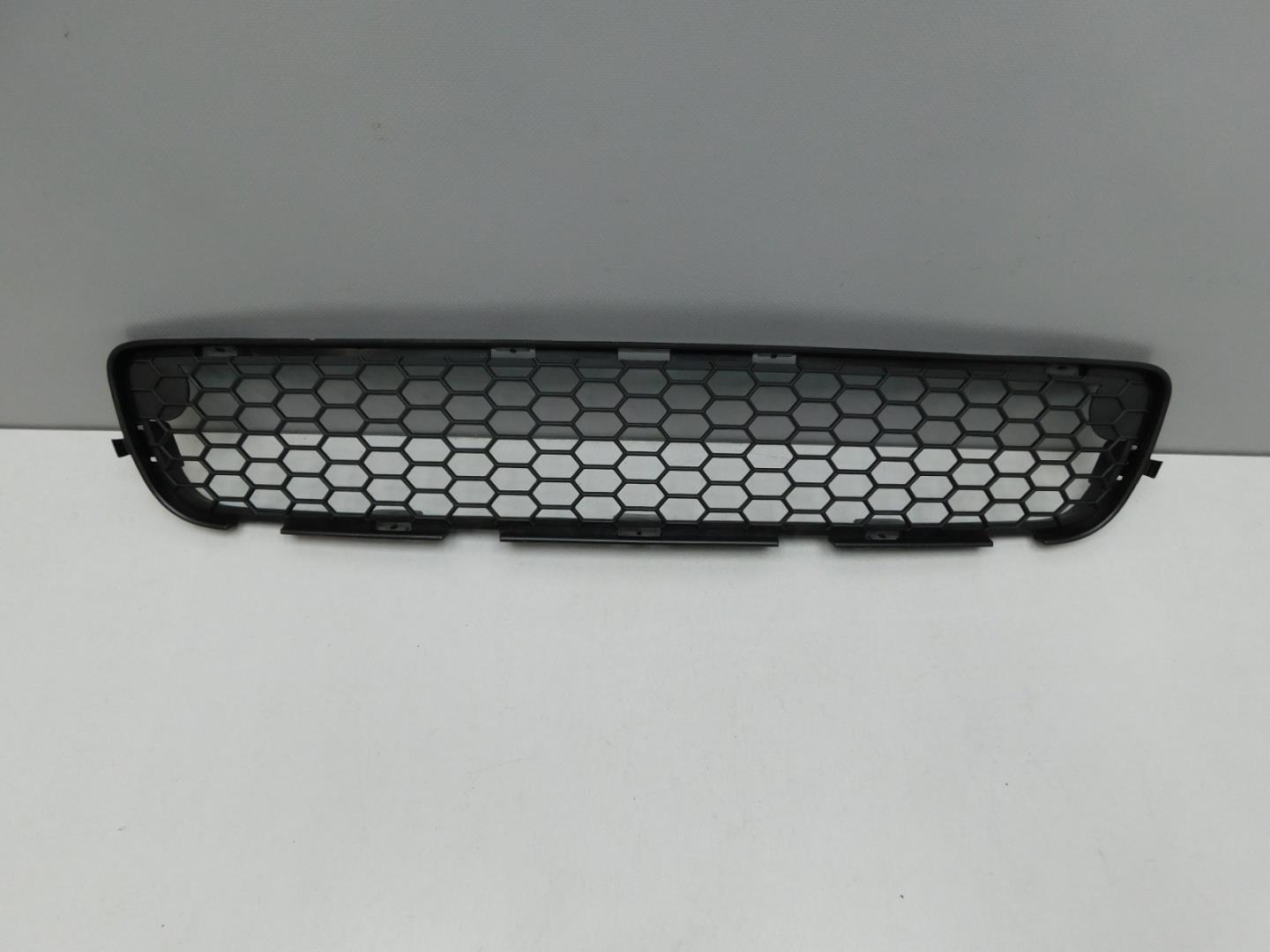 Решетка в бампер центральная