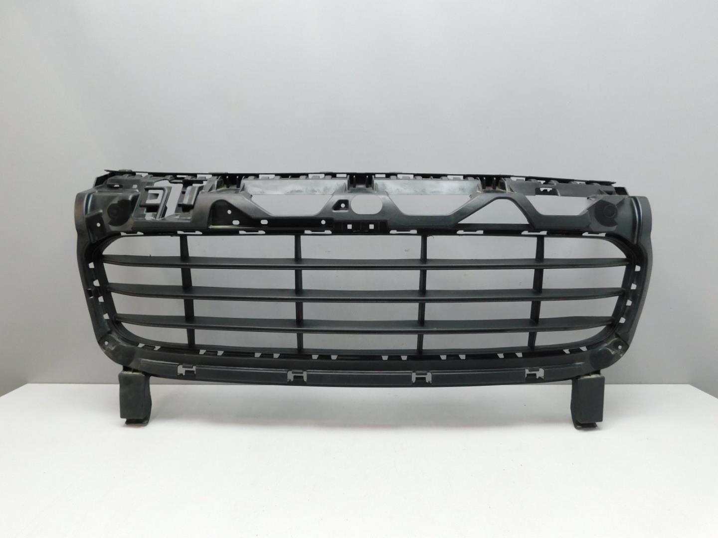 Решетка в бампер центральная