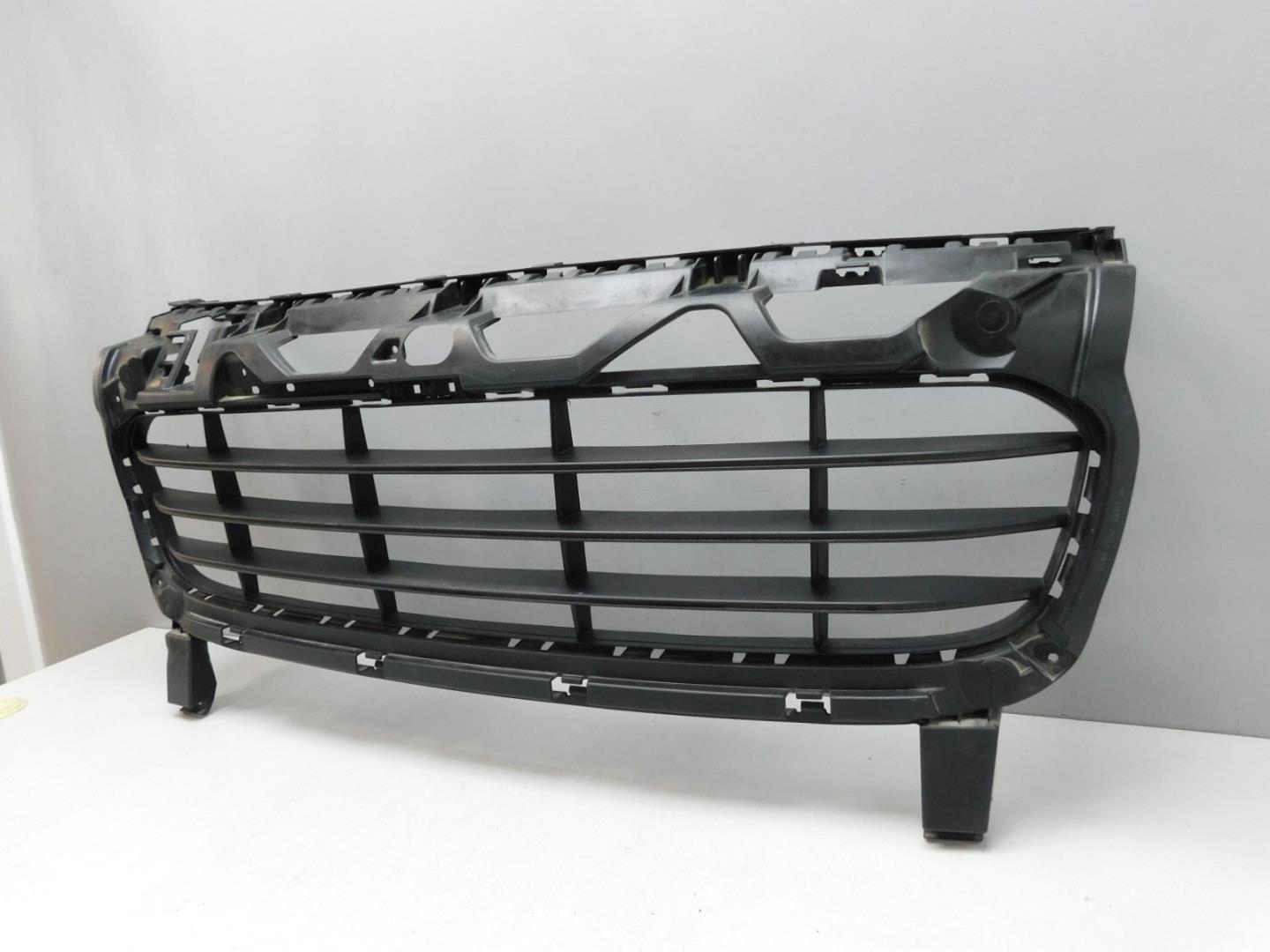 Решетка в бампер центральная