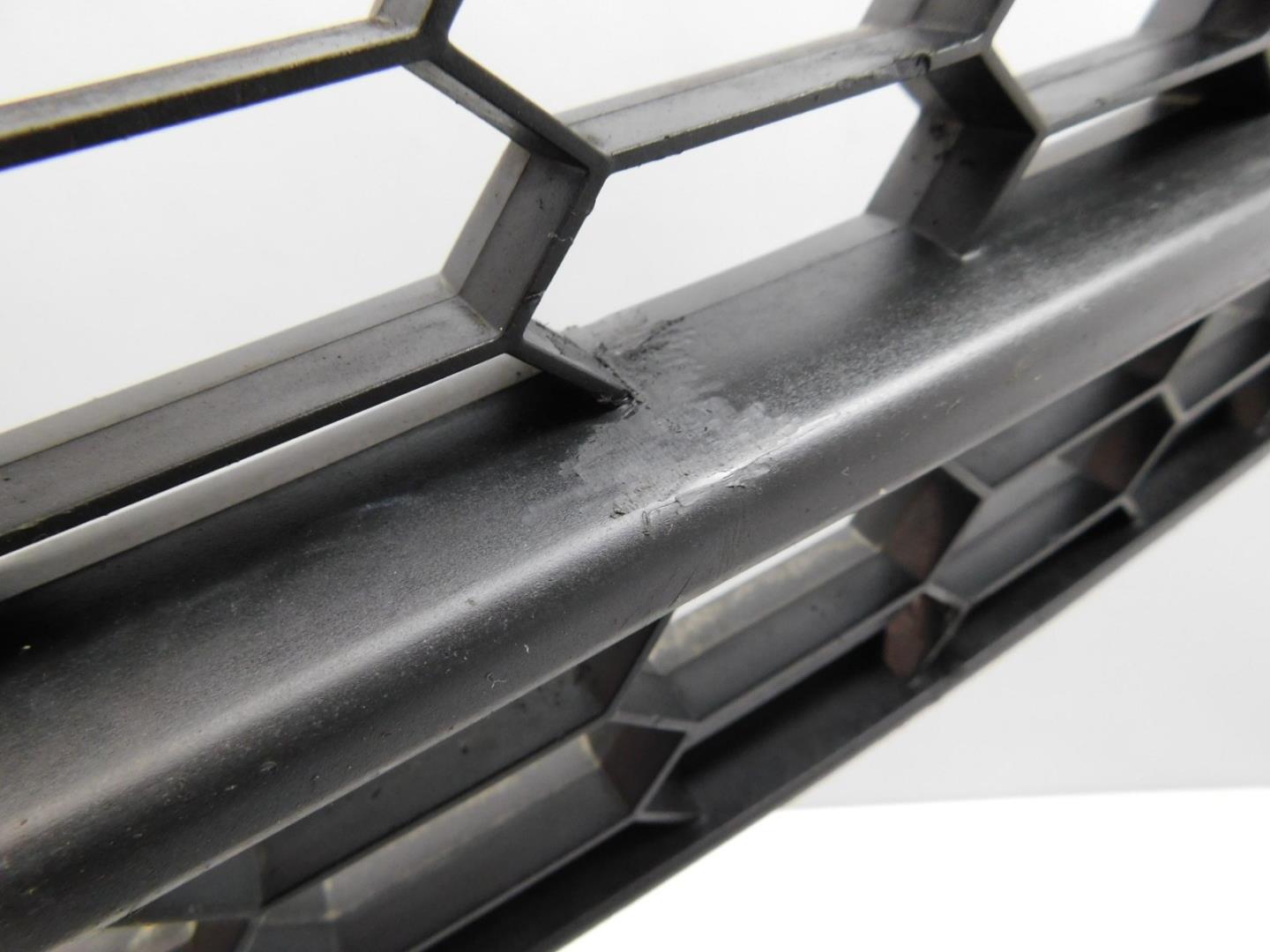 Решетка в бампер центральная