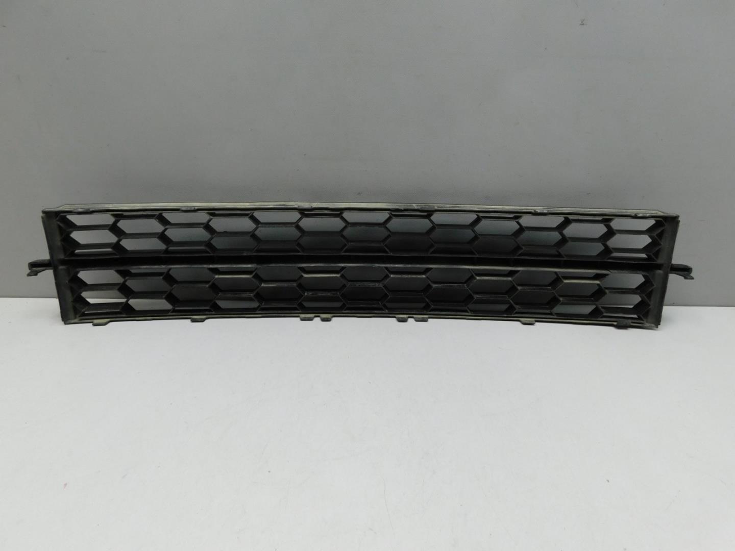 Решетка в бампер центральная