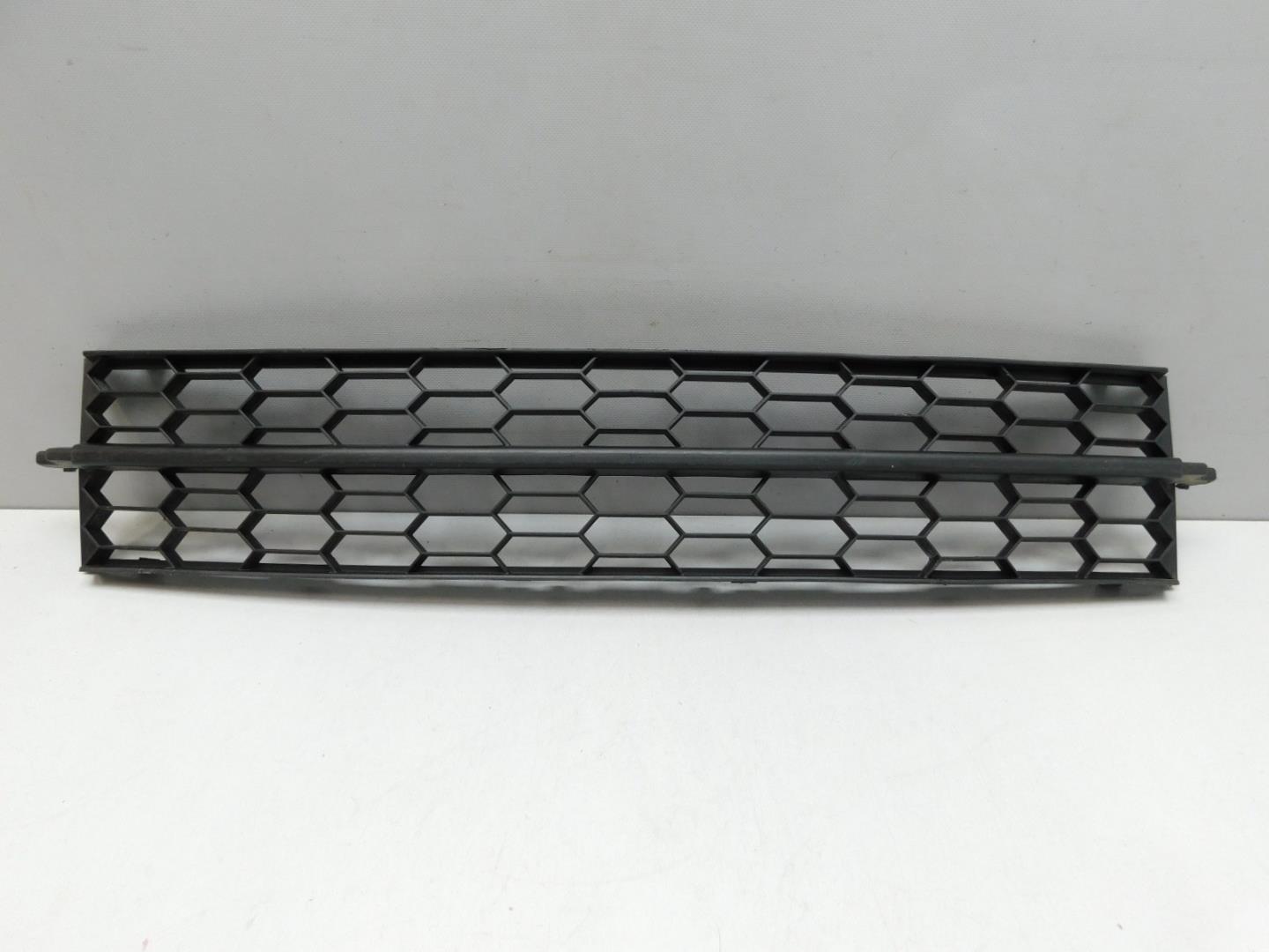 Решетка в бампер центральная