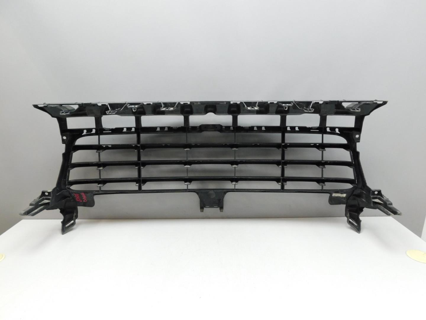 Решетка в бампер центральная