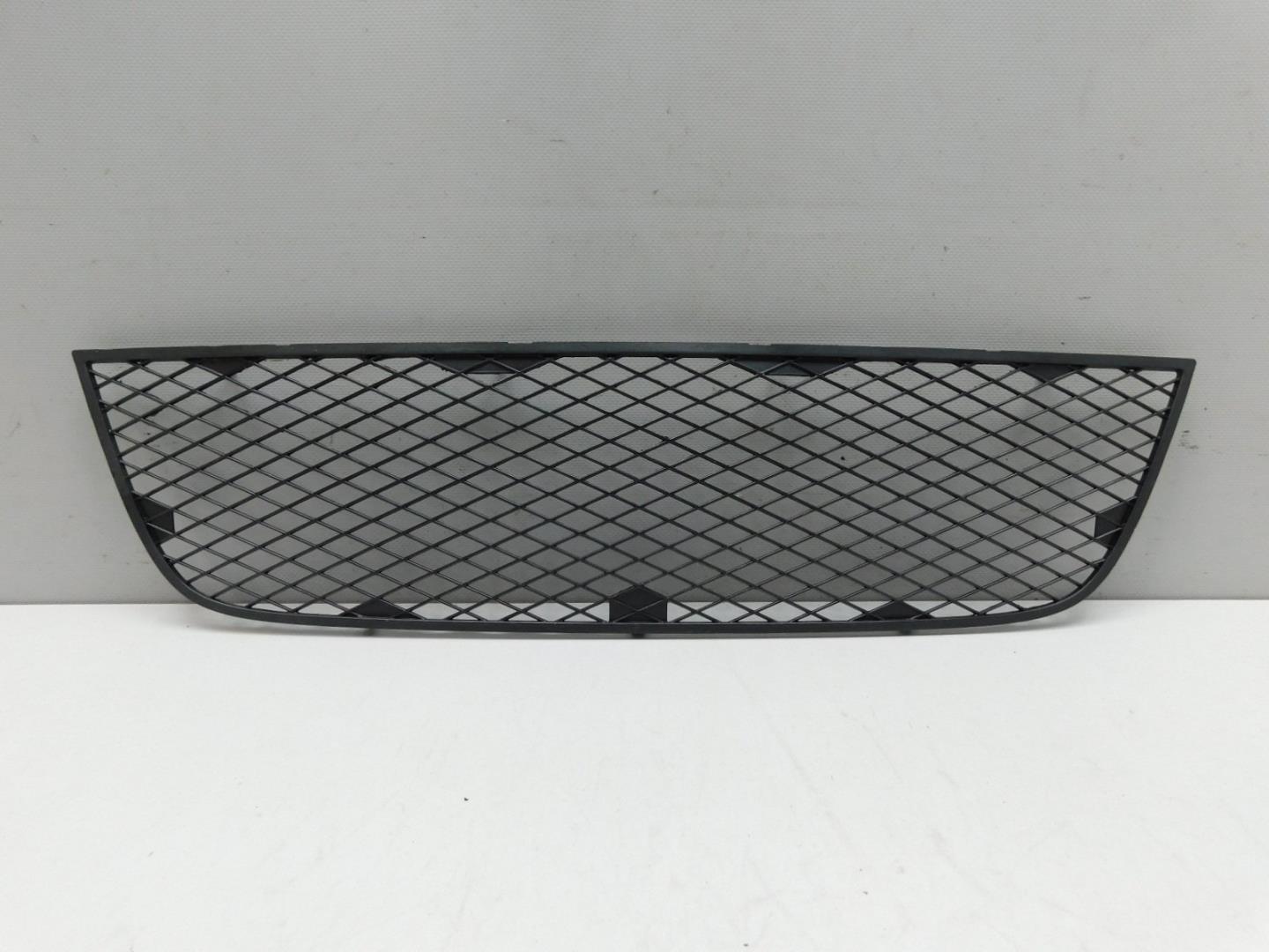 Решетка в бампер центральная