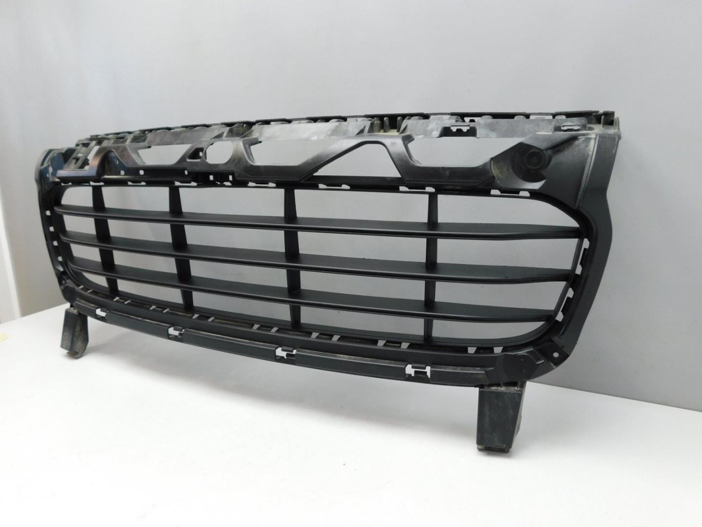 Решетка в бампер центральная