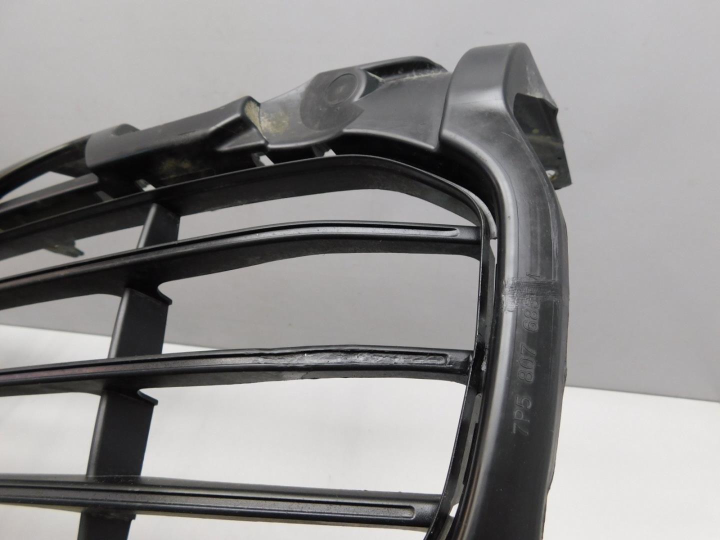 Решетка в бампер центральная