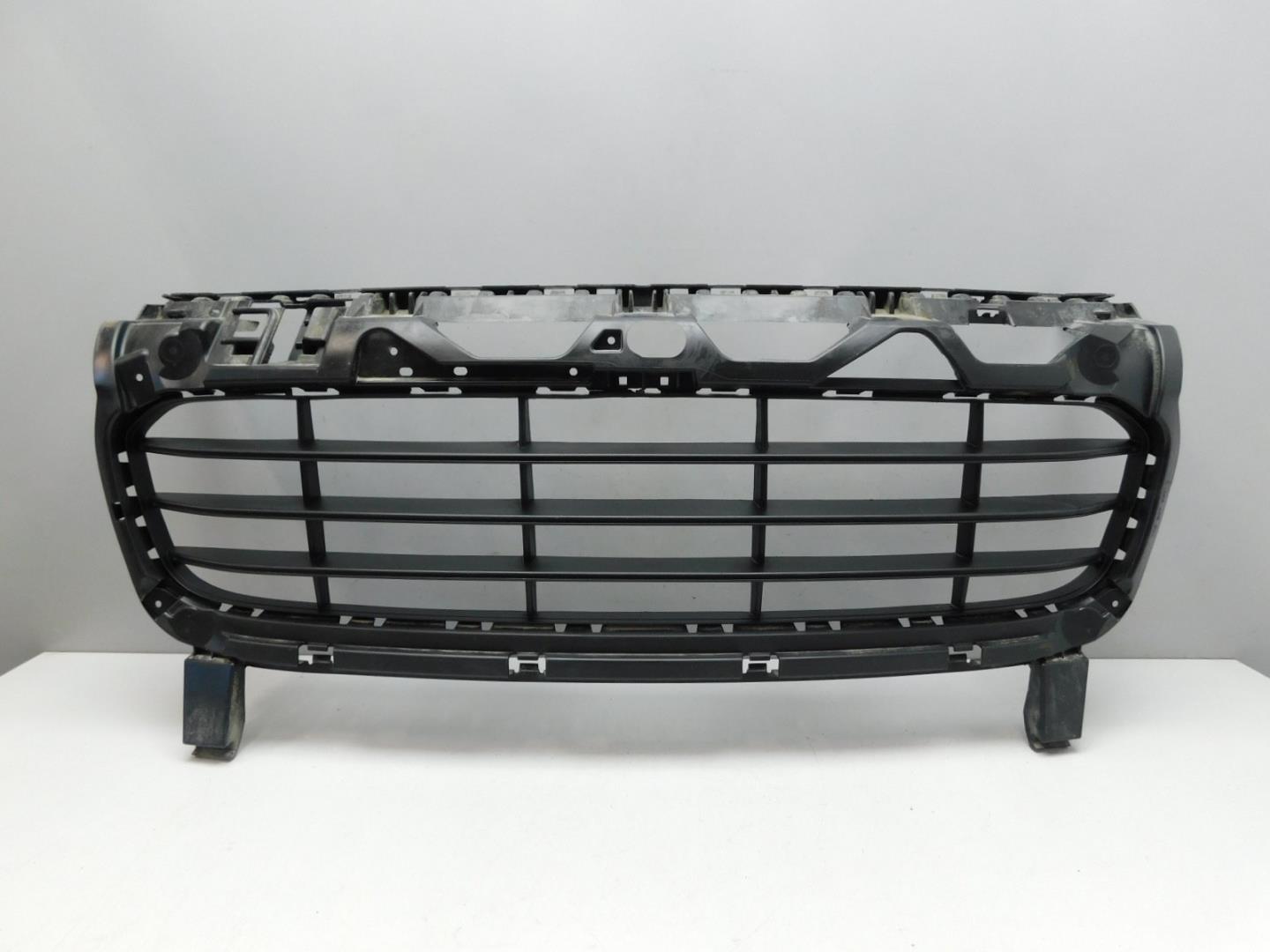 Решетка в бампер центральная